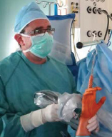 Prim&aacute;ř Piln&yacute; při endoskopick&eacute; operaci ruky. Foto: archiv Žď&aacute;rsk&yacute; zpravodaj